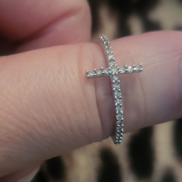 White Gold & Diamond Cross Ring - Picture 4 of 4